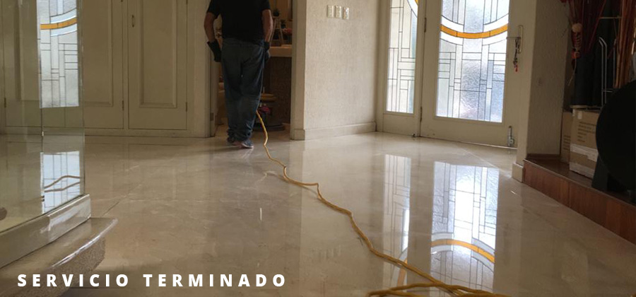 Piso de mármol pulido con acabado espejo