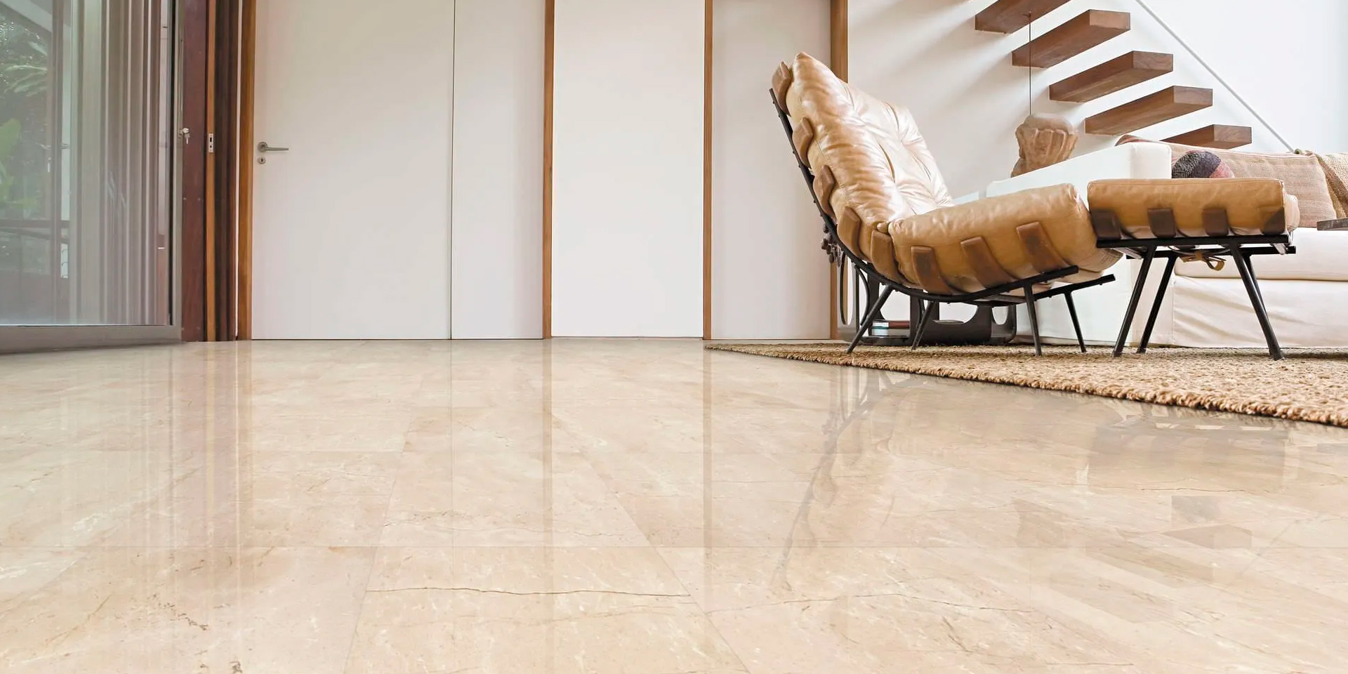 Piso de mármol siendo pulido